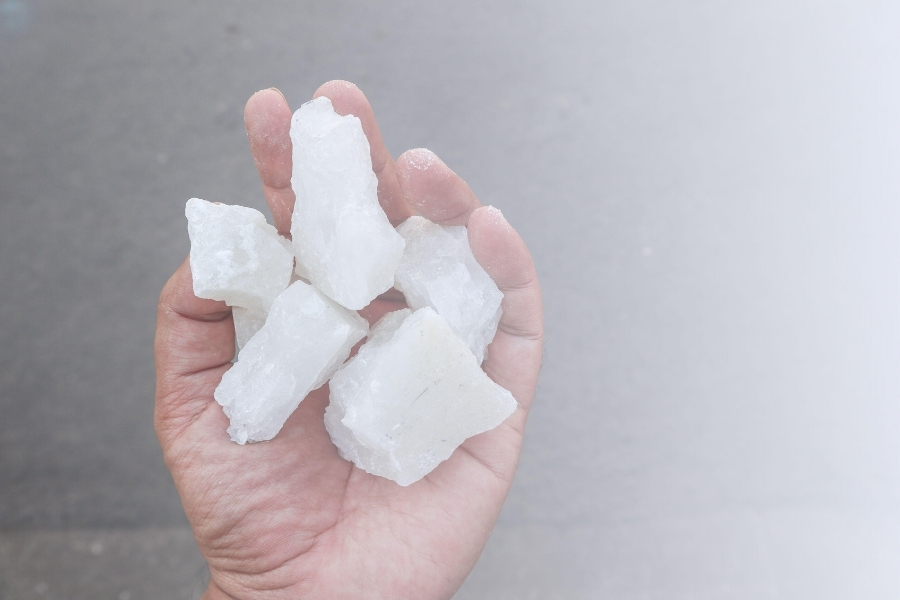 Phèn chua có tác dụng sát khuẩn, làm lành vết thương