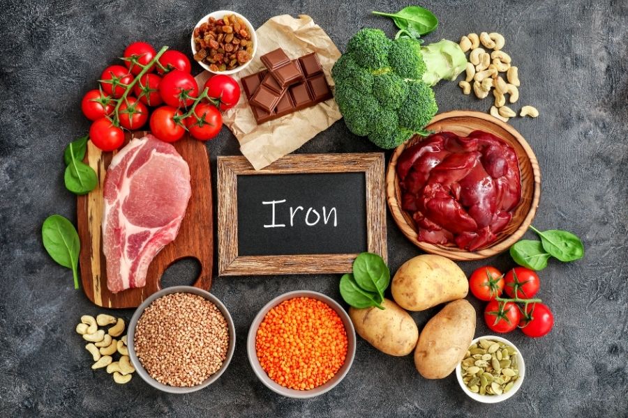 Thiếu sắt khiến móng tay vàng, yếu ớt và dễ biến dạng móng thìa