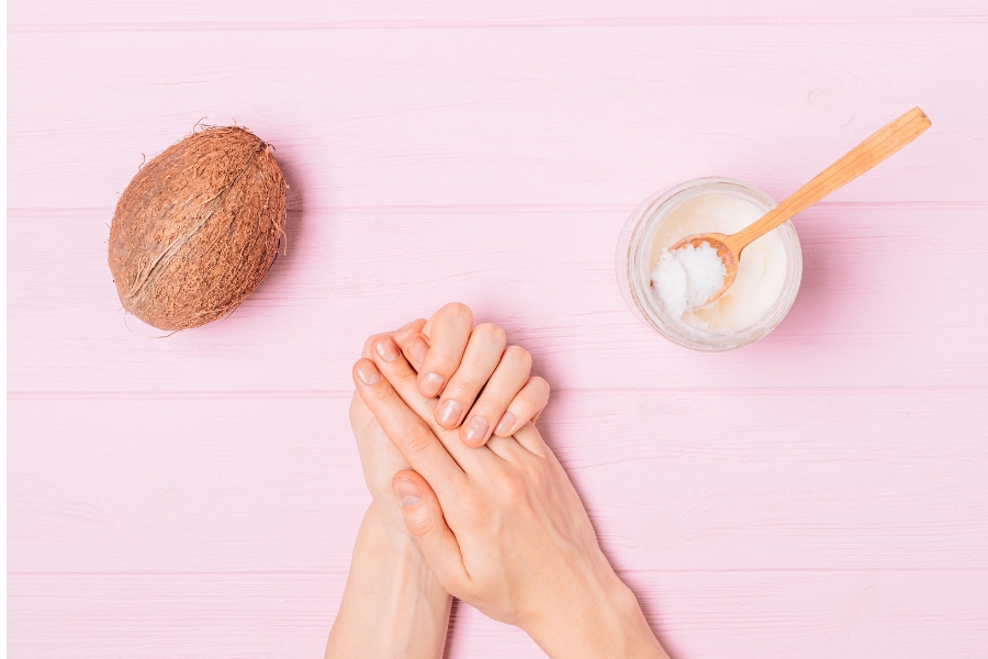 Để dầu dừa thẩm thấu vào móng tay khoảng 30 phút