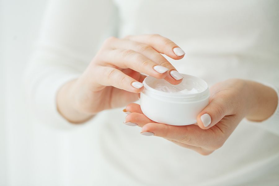 Kem dưỡng tạo lớp màng bảo vệ, duy trì độ trắng hồng cho móng