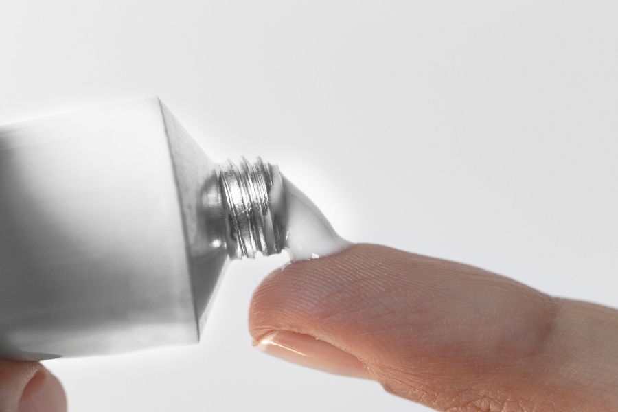 Điều trị nấm móng tay bằng thuốc bôi