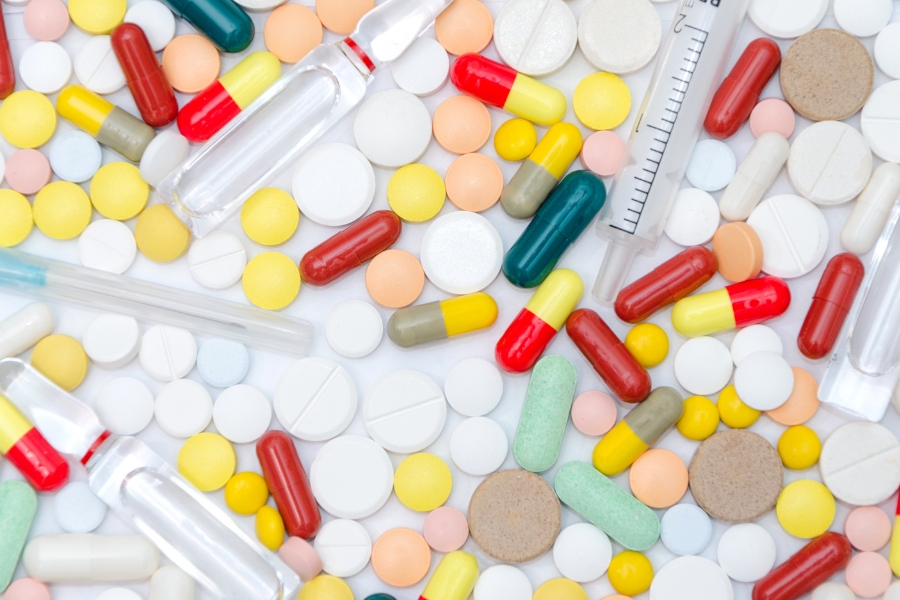 Bạn nên sử dụng thuốc đặc trị theo đơn kê từ bác sĩ để điều trị nấm móng