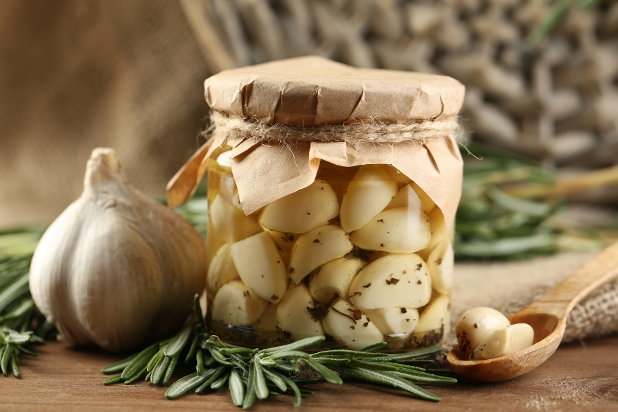 Dưỡng móng tay đơn giản bằng tỏi ngâm nước ấm