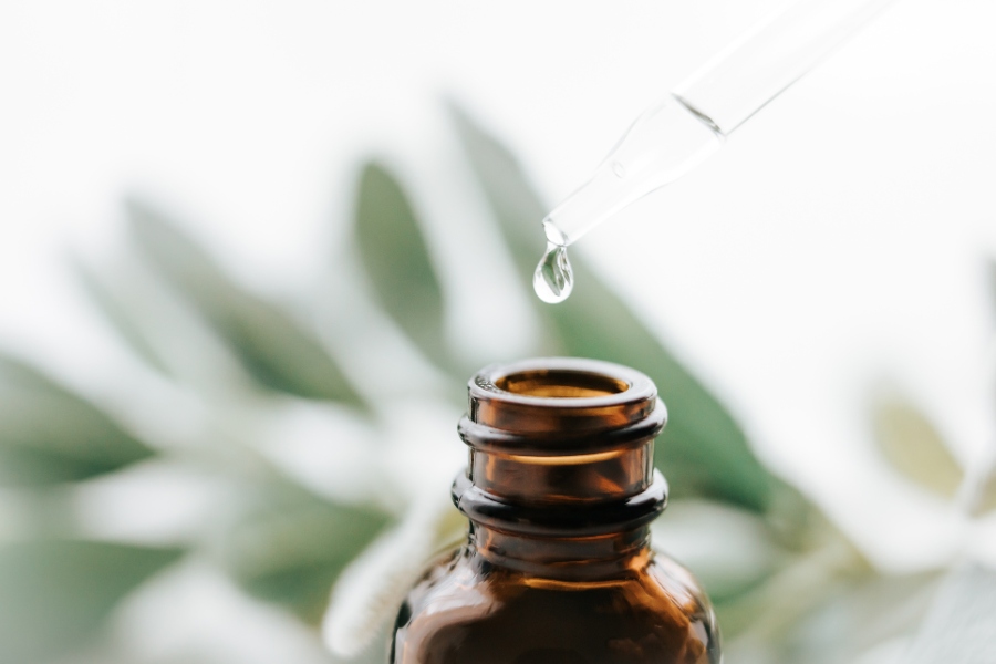 Tinh dầu lá trầu không trị nấm móng tay