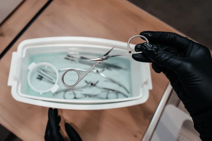 Khử trùng dụng cụ cẩn thận giúp bảo vệ móng và ngăn ngừa nhiễm khuẩn